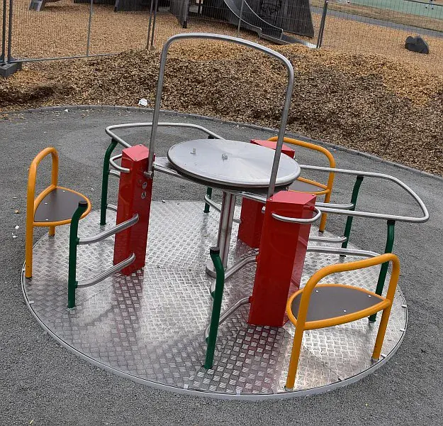Das Karussell im Kätcheslachpark mit Sitzen, Haltebügeln und einer ebenerdigen Auffahrt für Rollstühle.