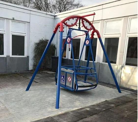 Rollstuhl-Schaukel auf dem Schulhof der Viktor-Frankl-Schule.